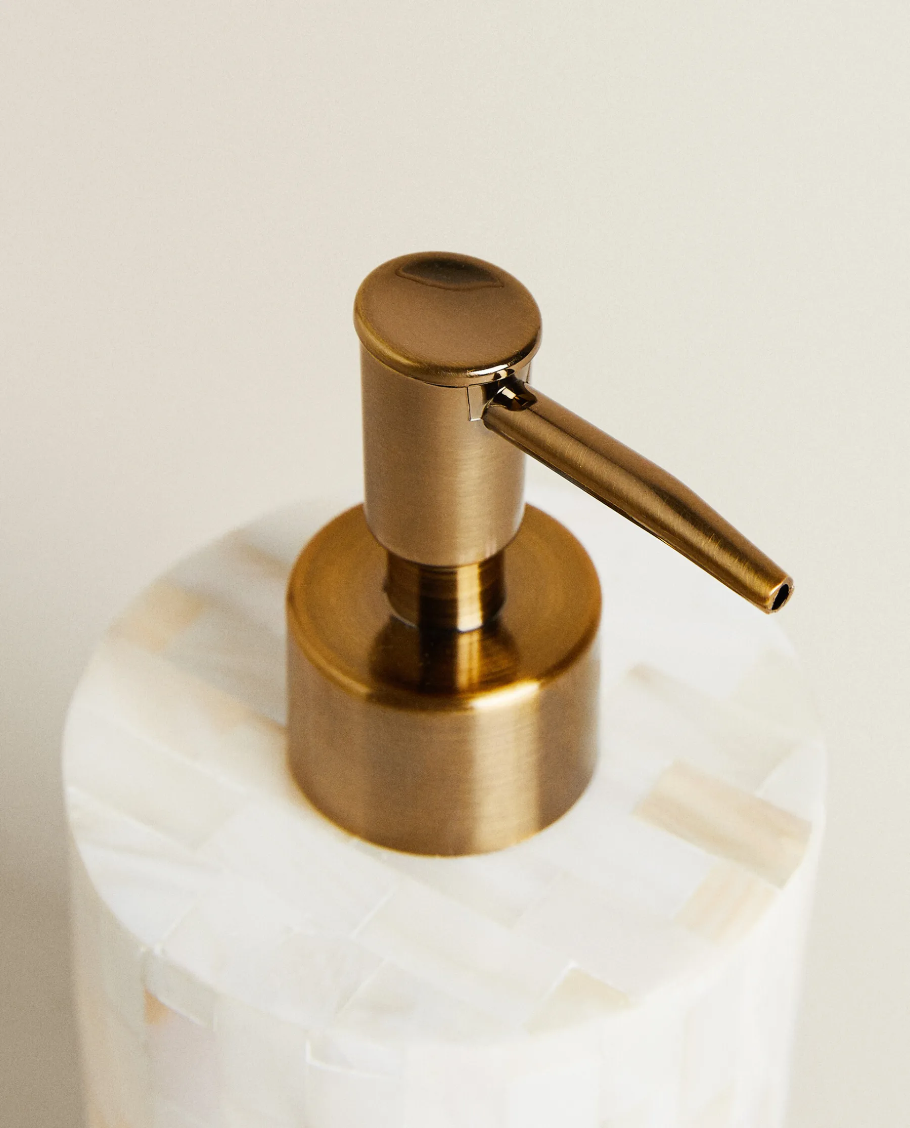 ZARA Home Round Mother-Of-Pearl Dispenser